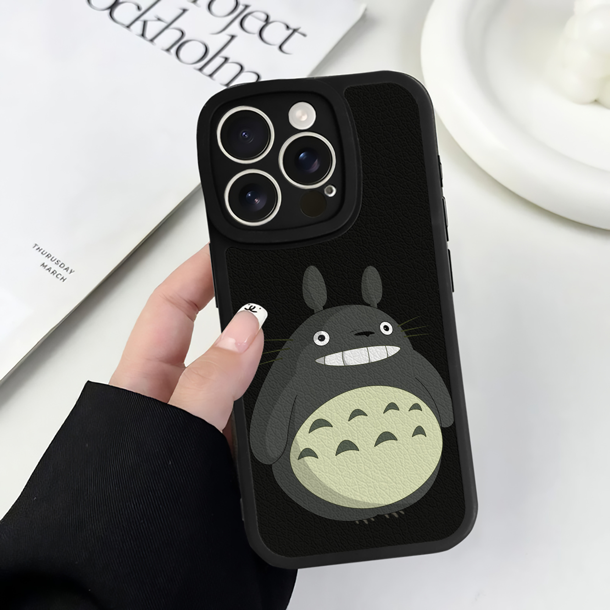 （画像用） となりのトトロ 草壁メイ 草壁サツキ My Neighbor Totoro Satsuki Kusakabe Mei Kusakabe 【iPhone 16シリーズ対応】シリコンスマホケース（レザー調） 材質：シリコン